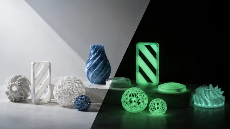 Glow-in-the-dark printed markers and models in light and dark conditions